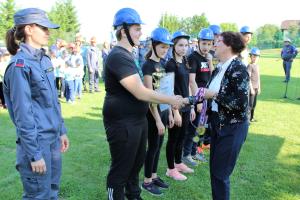 Županja čestita mladim gasilcem iz PGD Motovilci, ki so bili zmagovalci. 