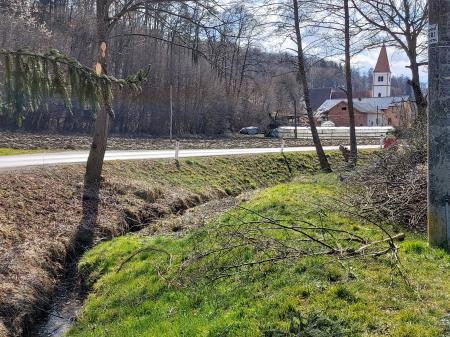 Urejanje potoka pri parkirišču Grad