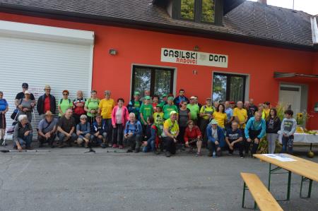Pohodniki Graščakove poti pred Info pisarno v Radovcih 