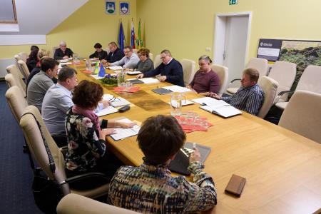 Delo je začela nova sestava 11-članskega Občinskega sveta Občine Grad. Prvo, konstitutivno sejo so imeli 8. decembra.  